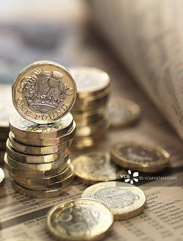 静物金融报纸上的英镑特写图片素材