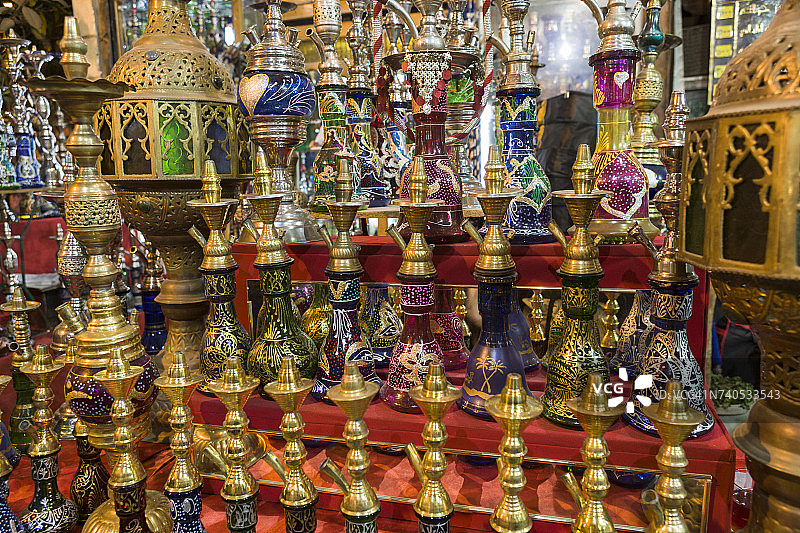 埃及开罗市场上出售的彩色水烟图片素材