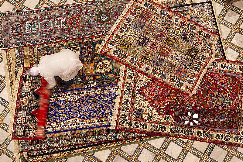 销售员在摩洛哥非斯卷起地毯的俯视照片图片素材
