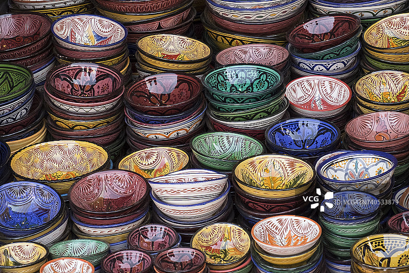 马拉喀什露天市场出售的彩色陶瓷碗，摩洛哥图片素材