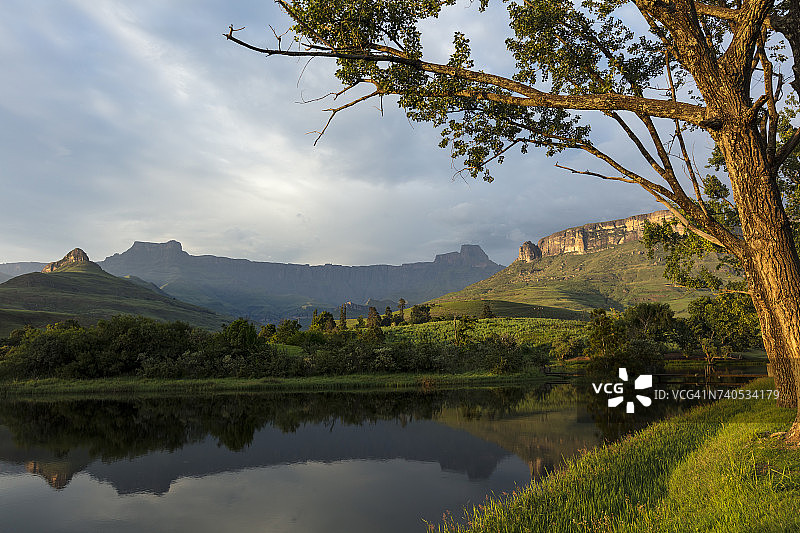 夸祖鲁-纳塔尔省皇家纳塔尔国家公园，可眺望圆形剧场和乌卡兰巴德拉肯斯堡公园图片素材