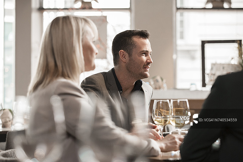 商人和女商人在餐厅午餐图片素材