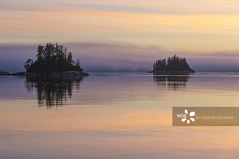 加拿大不列颠哥伦比亚省约翰斯顿海峡黄昏景色图片素材
