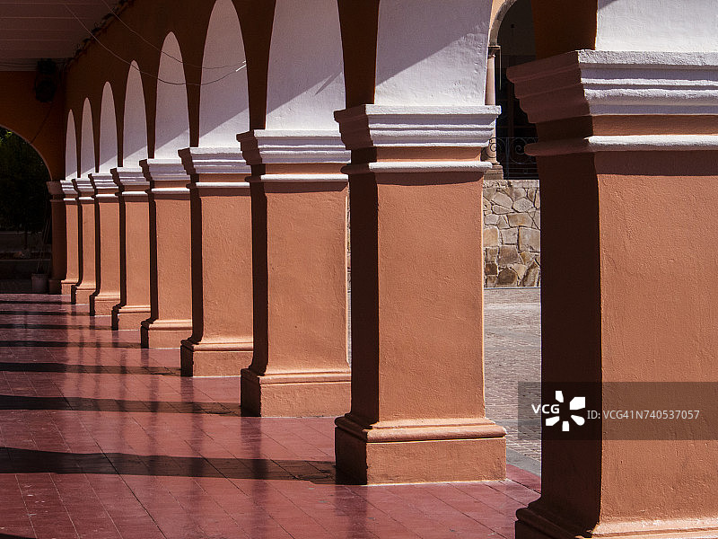 墨西哥瓜纳华托多洛雷斯伊达尔戈的红色瓷砖地板图片素材