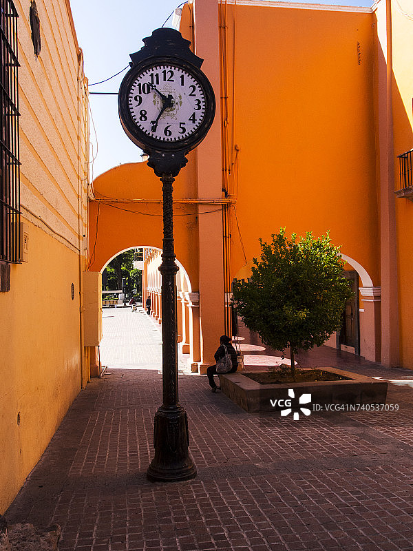 墨西哥瓜纳华托州多洛雷斯伊达尔戈的杆式时钟图片素材