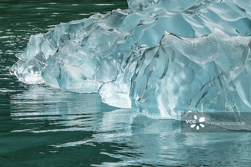 美国阿拉斯加州恩迪科特峡湾海上的冰山图片素材