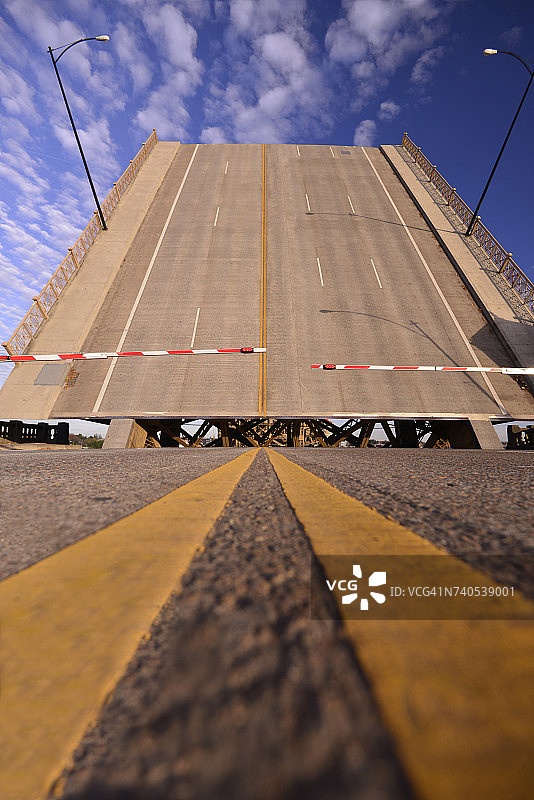 美国俄勒冈州波特兰市威拉米特河上的伯恩赛德桥图片素材