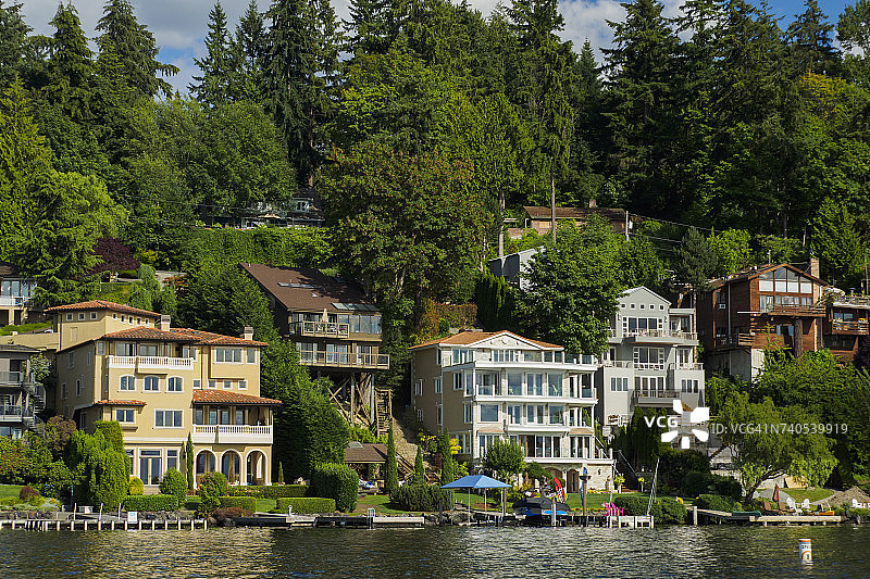 美国华盛顿州金县贝尔维尤华盛顿湖的城市滨水区图片素材