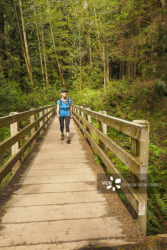 在美国华盛顿州金县伊萨夸老虎山上走在人行桥上的女人图片素材
