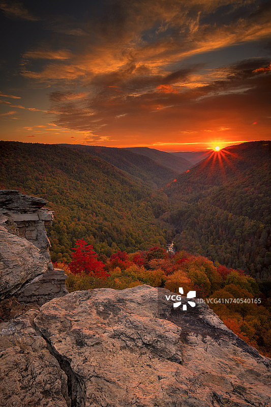 美国西弗吉尼亚州黑水瀑布州立公园的秋季森林和山脉日落图片素材