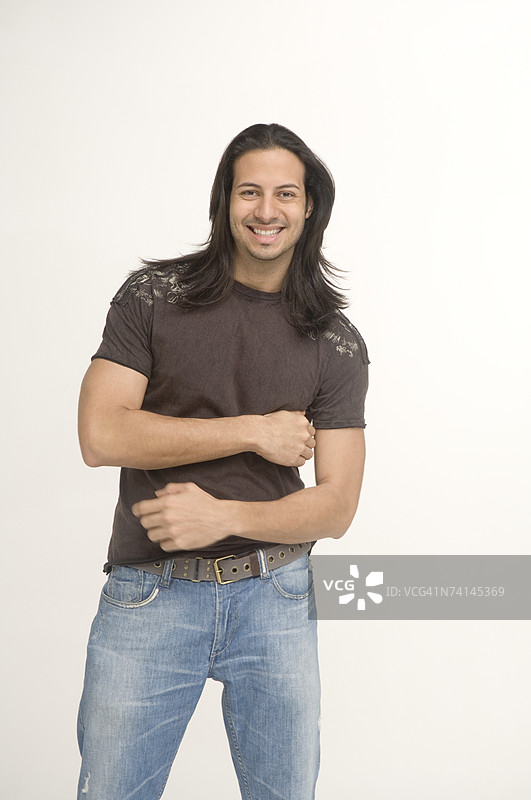 年轻男子看着镜头图片素材