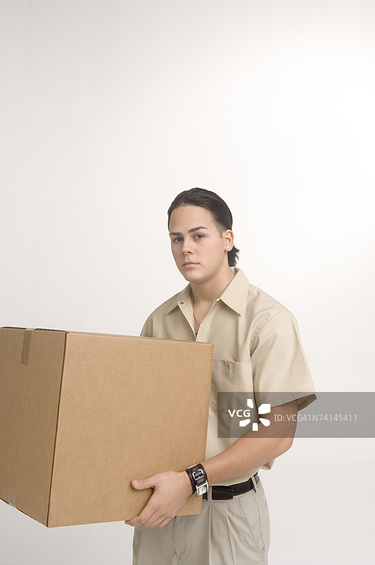 送货员搬运大箱子图片素材
