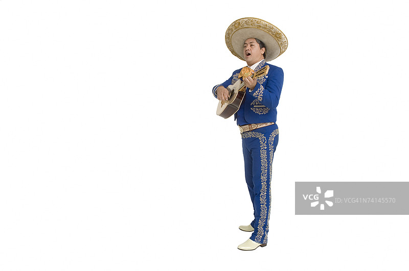 演奏吉他和唱歌的墨西哥流浪音乐家肖像图片素材