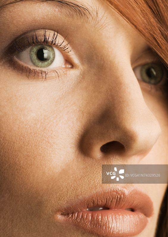 红发遮住一只眼睛的女人脸庞图片素材