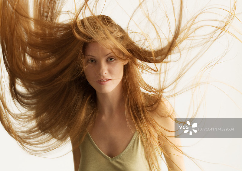 头发被拨乱的女人图片素材