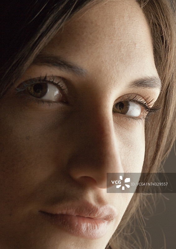 年轻女性的面部肖像图片素材