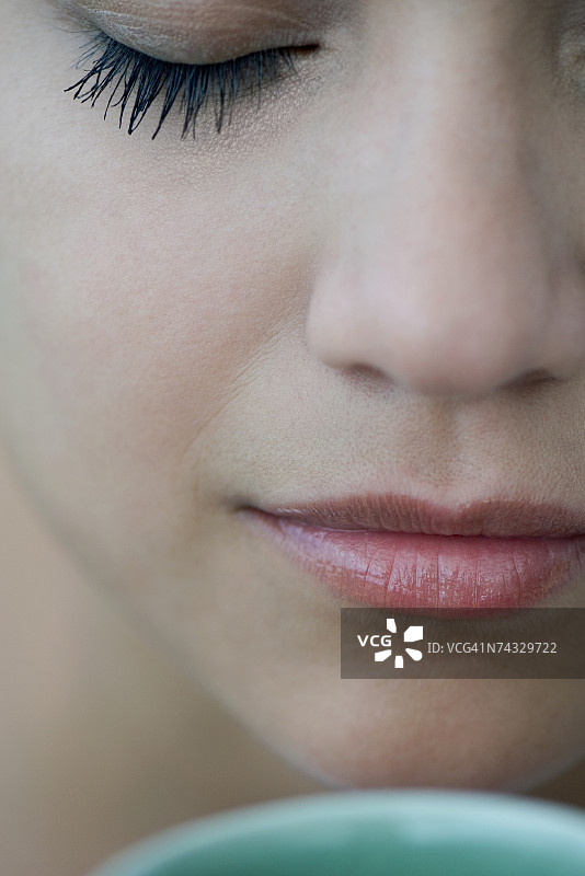 女人脸部特写与咖啡杯图片素材