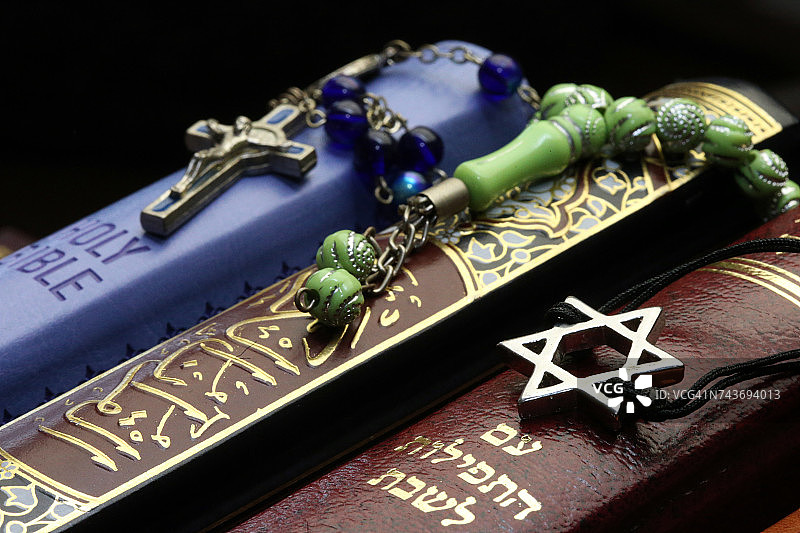 基督教、伊斯兰教和犹太教：三种一神论宗教，圣经、古兰经和圣经，跨宗教符号，法国图片素材