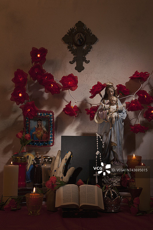 装饰的靠墙圣坛图片素材