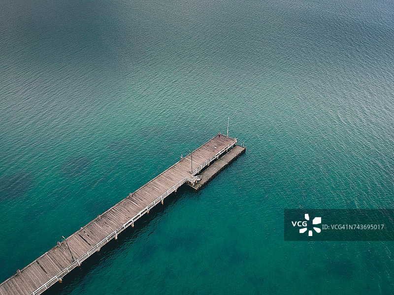 澳大利亚维多利亚州墨尔本艾伯特公园的木制码头和海洋航拍图片素材