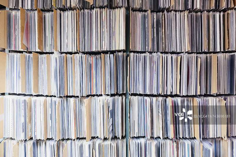 办公室书架上的唱片特写图片素材