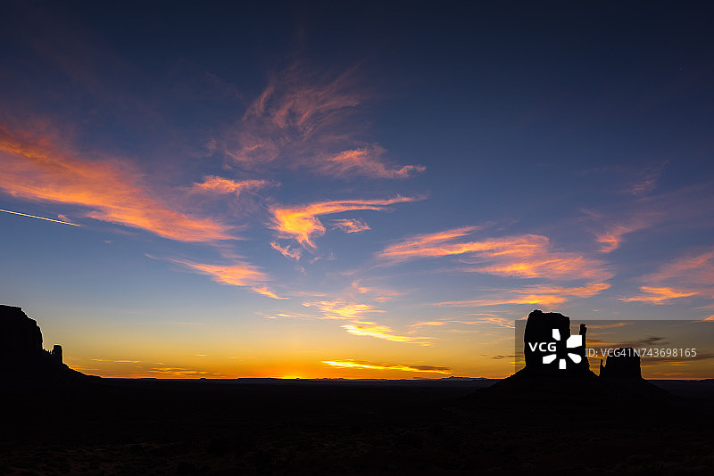 美国亚利桑那州纪念碑谷日出剪影图片素材