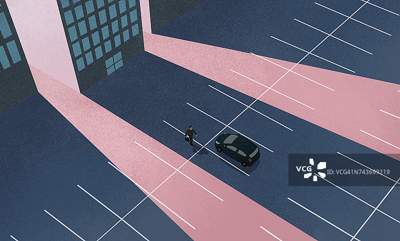 在停车场走向汽车的男子（高角度视角）图片素材