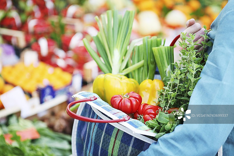 格子购物袋里的新鲜蔬菜图片素材