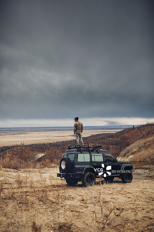 俄罗斯阿穆尔，站在运动型多用途车顶上的人图片素材