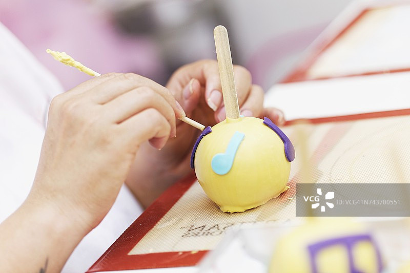 装饰着音符的巨型蛋糕棒图片素材