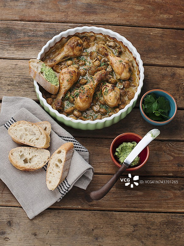 奶油蘑菇酱欧芹鸡腿图片素材