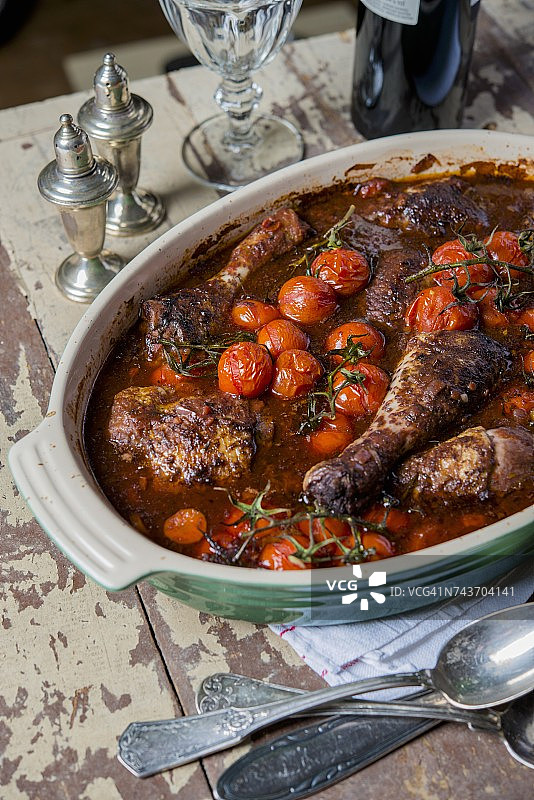 搭配樱桃番茄的红酒烩鸡图片素材