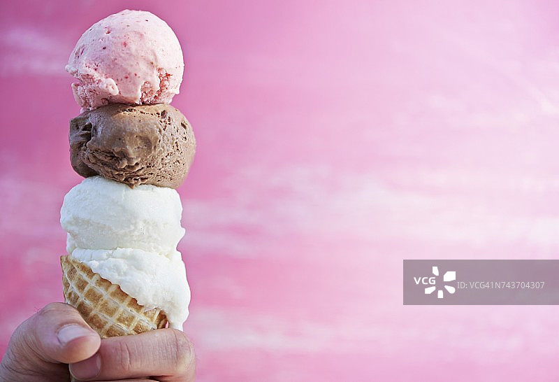 蛋筒中的香草、巧克力和草莓冰淇淋图片素材