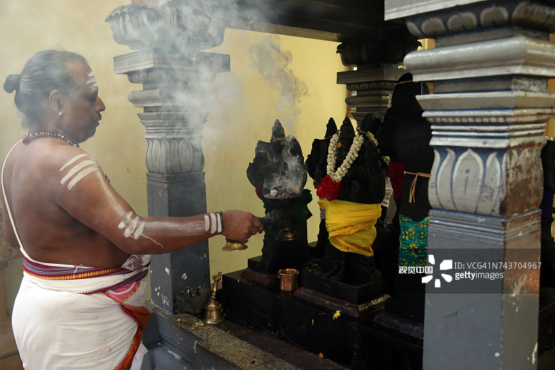 新加坡Sri Thendayuthapani兴都庙的祭司在晨祷仪式中图片素材