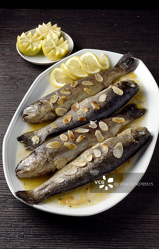 杏仁炸鳟鱼图片素材