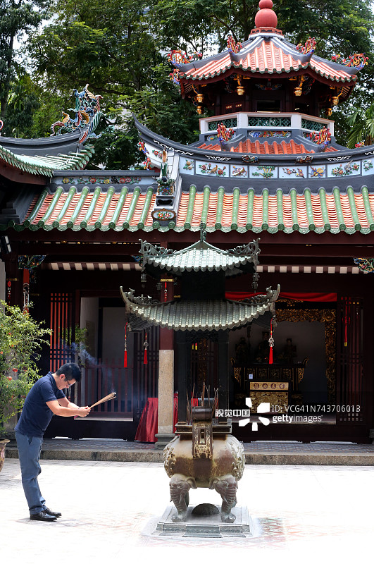新加坡天福宫：华人焚香祈祷图片素材