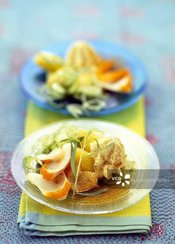 温暖的土豆黑线鳕沙拉配咖喱奶油图片素材