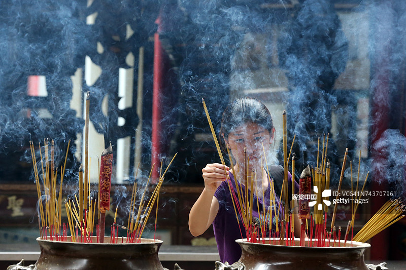 越南佛寺燃香佛教徒图片素材