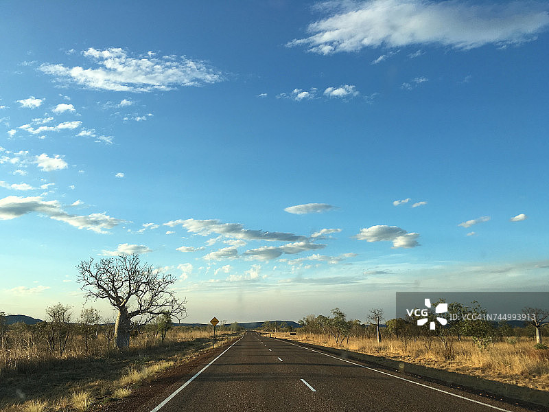 夏天的公路旅行图片素材