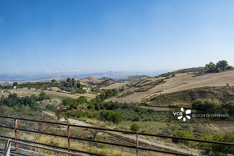 夏天的公路旅行图片素材