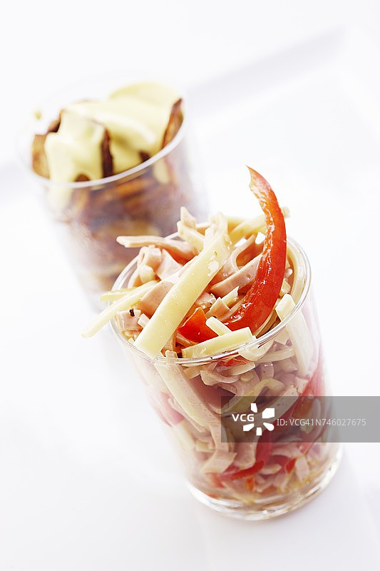 瑞士肉沙拉配炸土豆图片素材