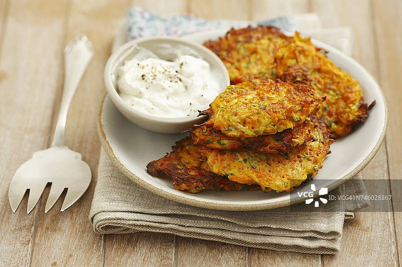 胡萝卜炸饼配酸奶蘸酱图片素材