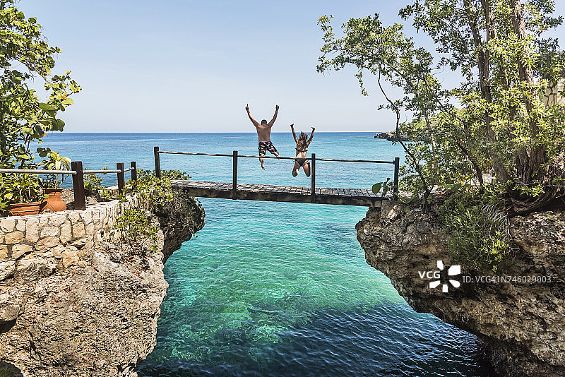 牙买加内格里尔的人们从人行桥跳入海中图片素材