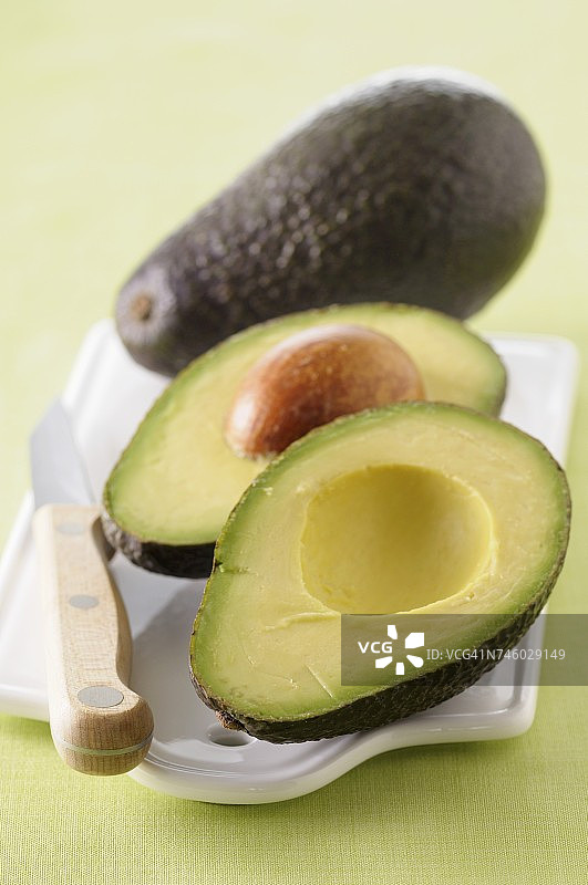 一个完整和一个半个的鳄梨图片素材