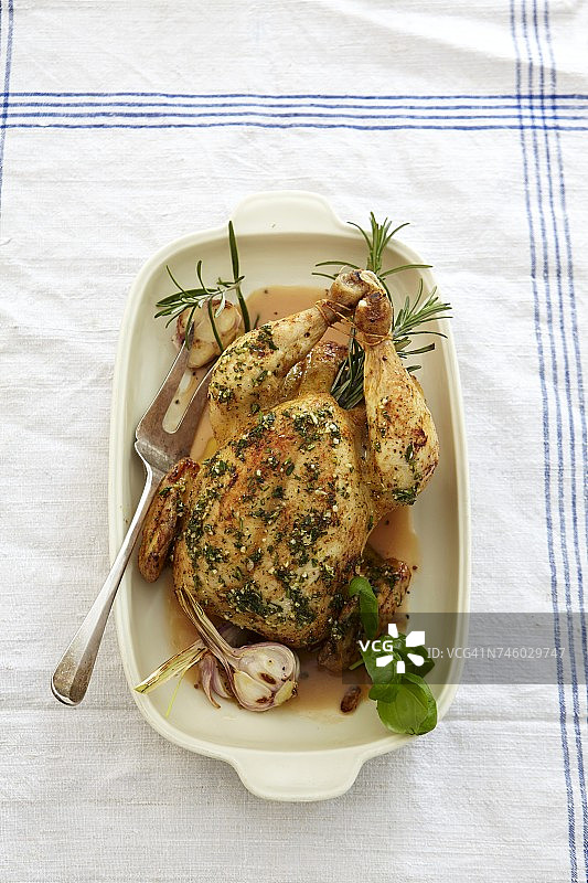 烤鸡配大蒜和迷迭香图片素材