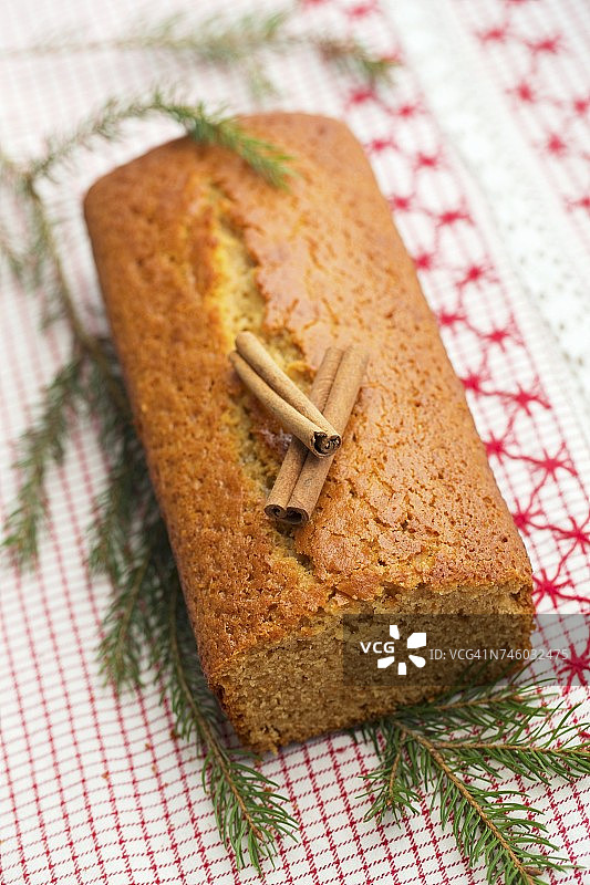 姜饼蛋糕与肉桂棒和松枝图片素材