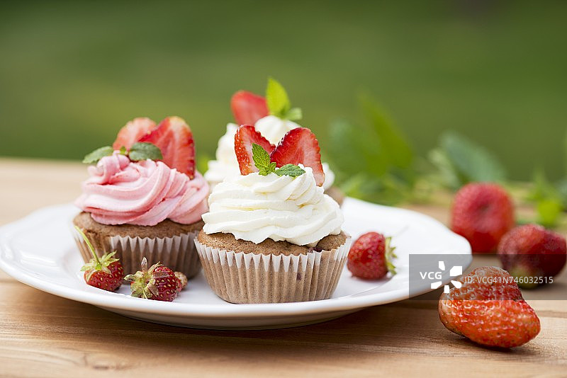 夏季野餐草莓纸杯蛋糕图片素材