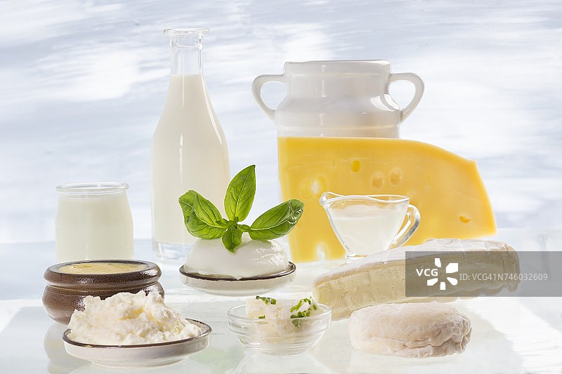 各种乳制品（牛奶、酸奶油、奶酪、夸克）的摆盘图片素材
