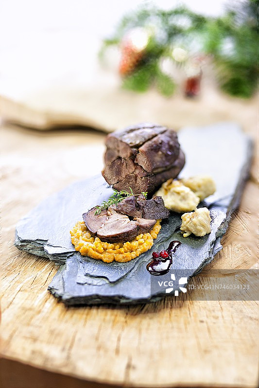 烤牛肉配饺子和南瓜泥图片素材