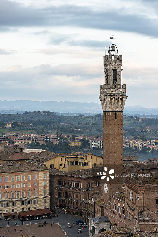 意大利托斯卡纳锡耶纳公共宫殿和曼贾塔楼，城市中最高的古建筑图片素材